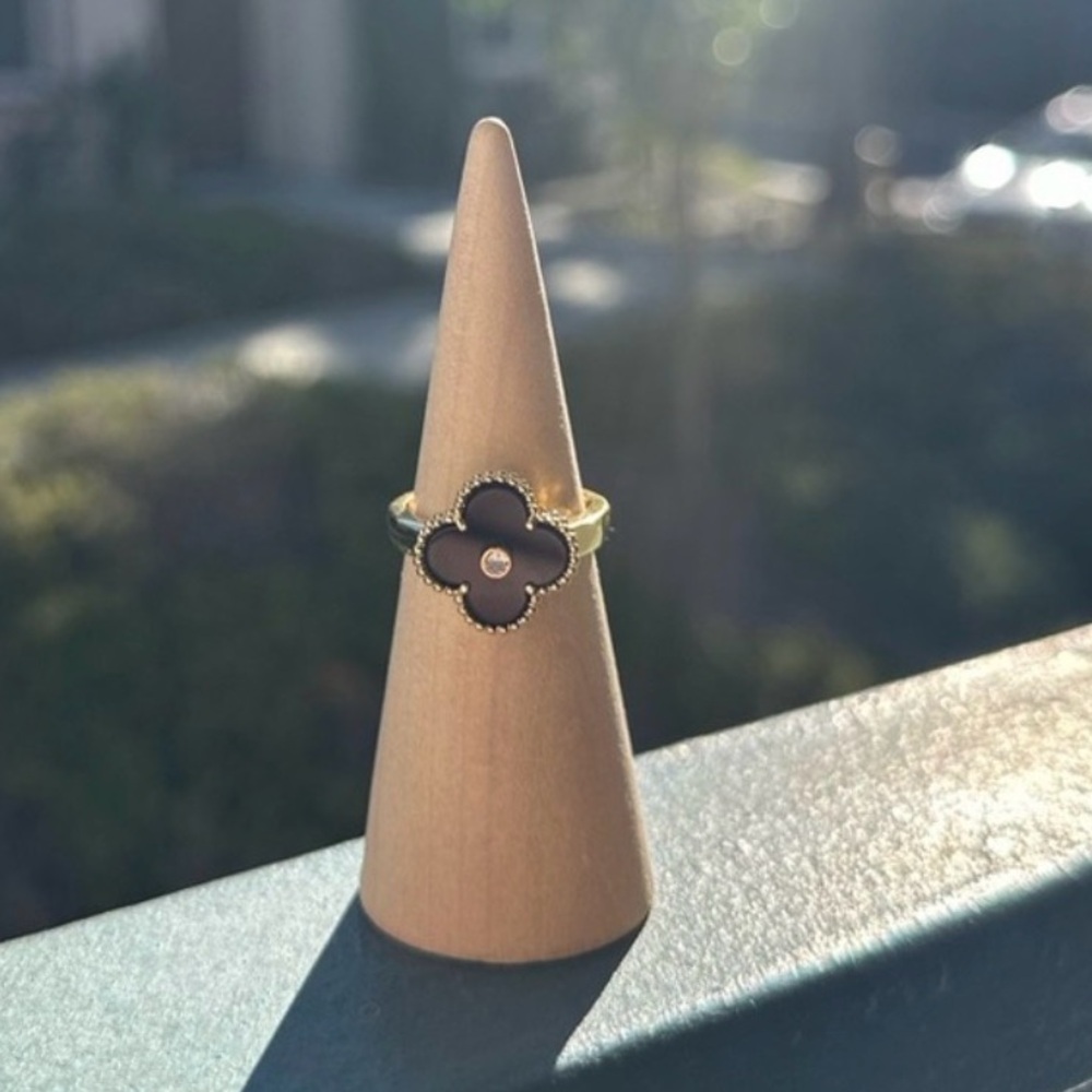 Elegant Gold and Black Clover Ring